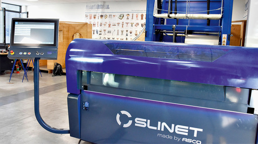 Vorne: die Slinet S 1.5. Hinten: das BAUMETALL-Meisterstück-Plakat