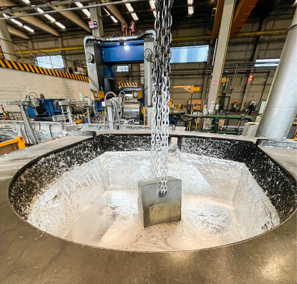 Beeindruckend: ein riesiger Zinkbarren im Schmelzprozess