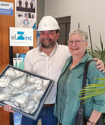 El-Zinc-Generaldirektor Macario García freut sich über Geugelins Titanzink-Kunstwerk