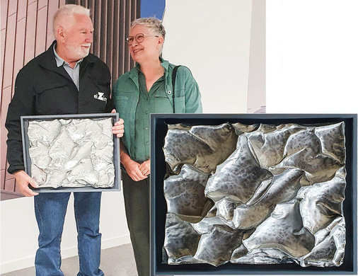 El-Zinc-Präsident und -Gründer Macario Fernández begrüßt im Werk in Pola de Lena Metallbildhauerin Manuela Geugelin