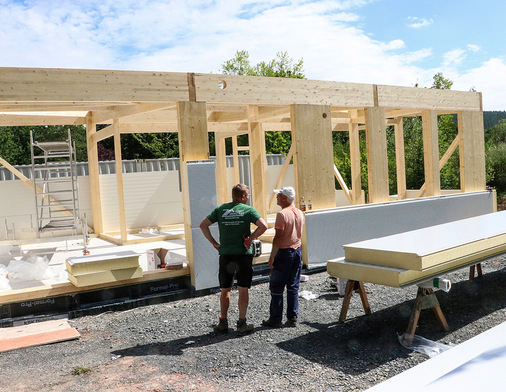 Nachdem die Holzunterkonstruktion steht, werden Wände und Dach mit ­Sandwichpaneelen fertiggestellt