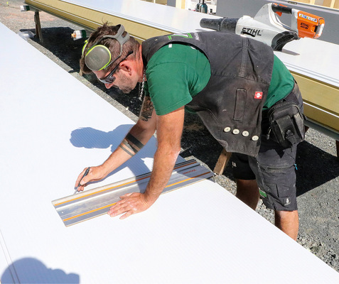 Polier Mathias Schmitt zeichnet auf der Baustelle den geplanten Ausschnitt an