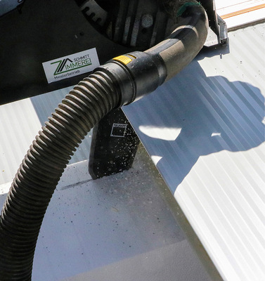 Eine Führungsschiene hilft dabei, mit dem TruTool TPC 165 ­einen maßgenauen Schnitt in die Sandwichpaneele zu setzen. Da das Schwert im rechten Winkel steht, stimmt der Schnitt im oberen und unteren Blech bis zu einer Materialstärke von 165 mm genau überein