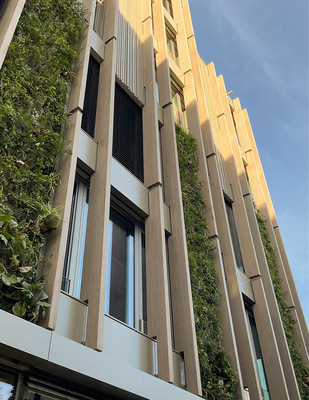 Die Metallelemente verschmelzen mit der Begrünung und den Glasflächen