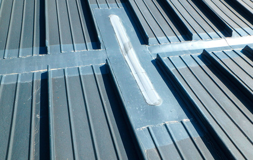 Zweikopfelement als industriell vorgefertigter Bewegungsausgleicher. Hierbei ist zu beachten, dass diese Dehnungselemente 1000 mm länger sein müssen als der Zuschnitt der Blechteile