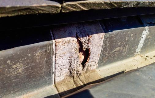 Auch industriell hergestellte Bewegungsausgleicher können durch UV-Strahlung  oder Überbeanspruchung beschädigt werden. Eine regelmäßige Überprüfung oder Wartung sollte den Auftraggebern nahegelegt werden