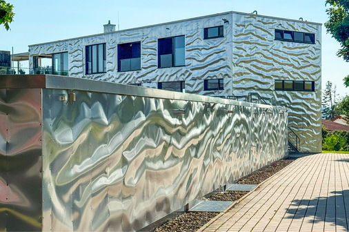 Absichtliche Wellenbildung, so weit das Auge reicht