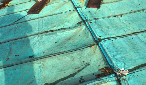 Blick auf das alte, den aktuellen Fachregeln nicht mehr entsprechende Kupferdach