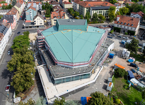 Blick auf das Dach und die umliegende Bebauung