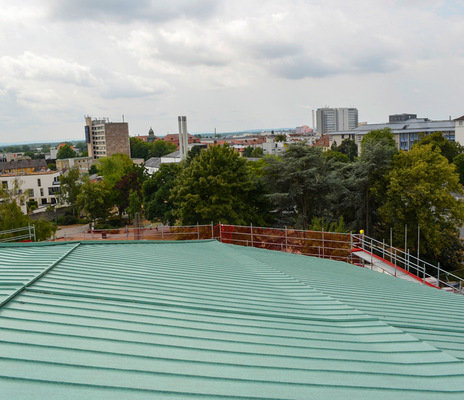 Aufschieblinge und Gefällestufen optimieren das Dehnungsverhalten der Stehfalzscharen aus Aluminium