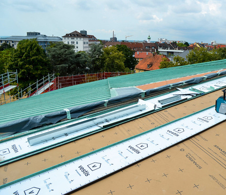 Montagesituation während der Dacheindeckung im Stehfalzsystem