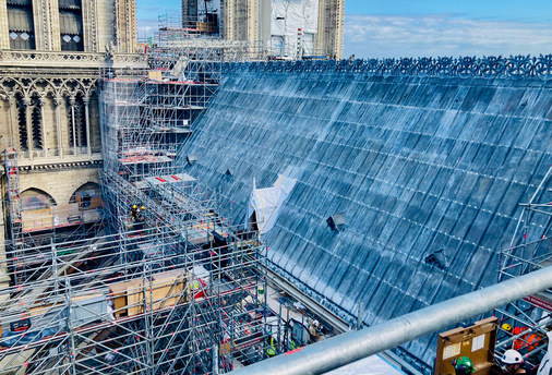 Blick auf die Hauptdachfläche mit kleineren Gauben