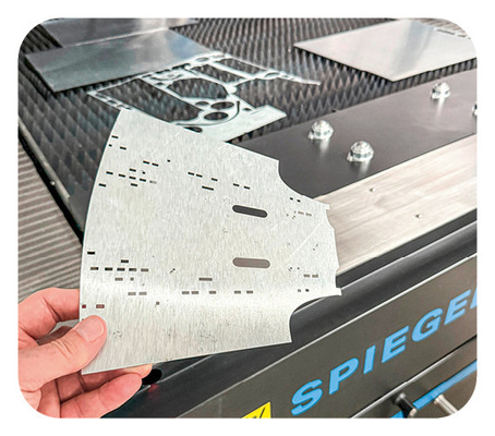 Ein Laser-Teil des Raumschiff-Rumpfes aus Titanzink