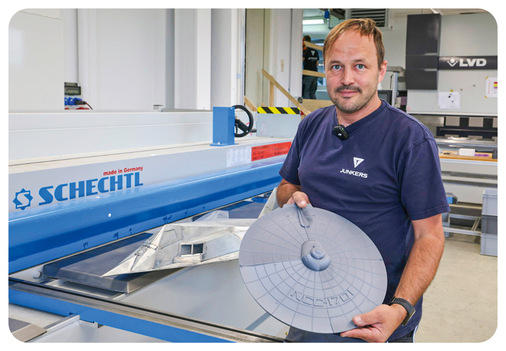Frank Preuss präsentiert den 3D-gedruckten Rohling im Hangar der Junkers-Flugzeugwerke