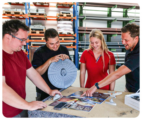 Das Kaufmann-Raumschiffteam bespricht die nächsten Fertigungsschritte