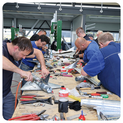 So oder ähnlich wird es im März 2026 bei Kaufmann in Neu- Ulm aussehen. Und zwar dann, wenn die aus Deutschland, Südtirol, Frankreich und Österreich kommenden Teilnehmer ihr persönliches Spenglerraumschiff aus ­Titanzink von Rheinzink bauen