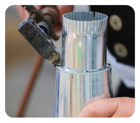 Löten im Flugzeug- oder Raumschiff-Workshop 