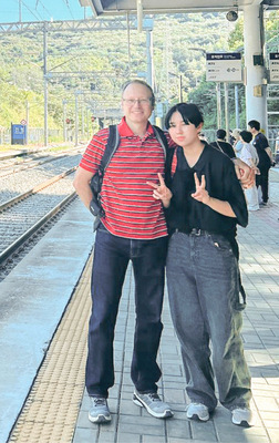 Stefan Lummel wartet mit seiner Tochter auf den nächsten Zug