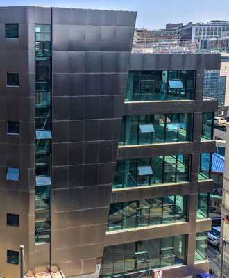 Großformatige Fassadenelemente an einem koreanischen Hochhaus