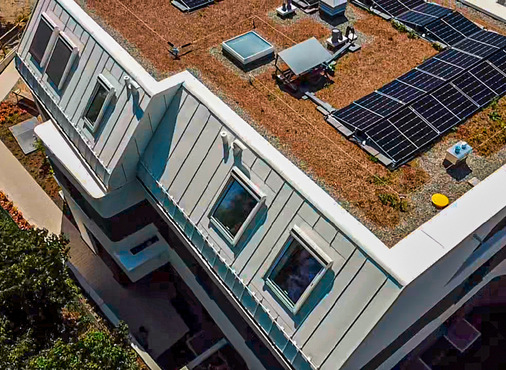 Perfekt in der Dachfläche eingebundene Dachflächenfenster samt Verwahrungen