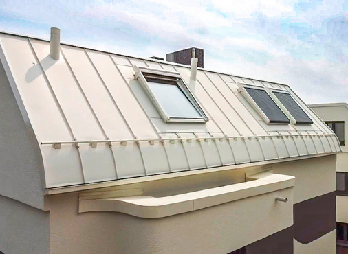 Fließend: Die Übergänge von der Attika über die Traufe zur Rinne