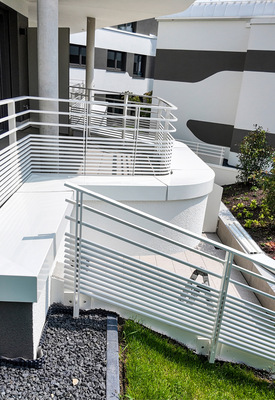 Perfektion auf Augenhöhe: Die Abdeckungen und Anschluss­profile bestehen aus Aluminium mit weißer Pulverbeschichtung