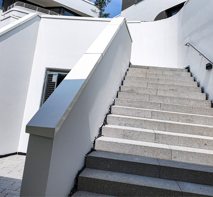 Auch entlang der Brüstungen wurden schneeweiße Abdeckprofile montiert