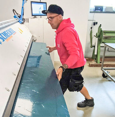 Vorbereiten der Scharen an der Schwenkbiegemaschine