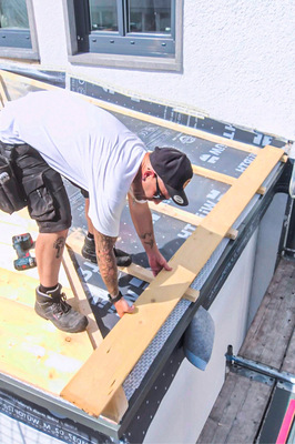 All-rounder Alexander Peter bei der Montage der Holzschalung