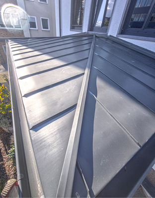 Geschafft: Das Blechdach kann sich samt Gratleiste und entsprechenden Anschlüssen sehen lassen