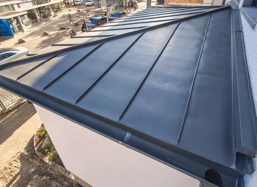 Blick auf Wand­anschluss, Rinne und Stutzen