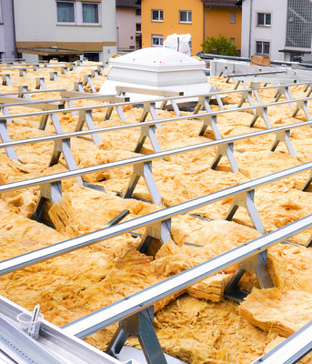 Montagefreundlich und durchdacht: Die Stahl-Leichtbau-Unterkonstruktion schafft eine präzise Gefällebildung und passt sich sämtlichen Bedingungen des vorhandenen Untergrundes an