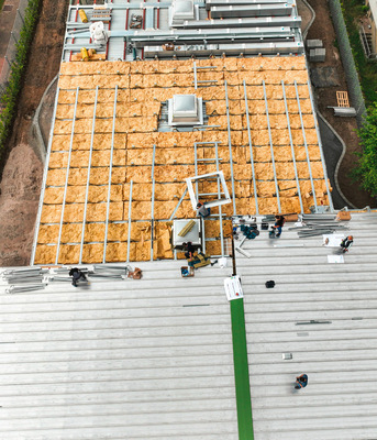 Die leichte Unterkonstruktion aus verzinktem Stahlblech lässt sich schnell ­montieren und bietet in Kombination mit dem Rib-Roof-Metalldachsystem ­Erweiterungsmöglichkeiten beim Dachaufbau für PV und Gründach