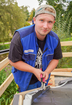 Dominik stellt eine Aufkantung her