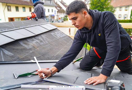 Lion zeichnet die Schrägschnitte der Schindeln an