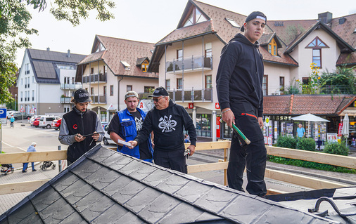 Martin Rombach (3. v. r.) gibt Tipps zur Ausführung des Firstabschlusses