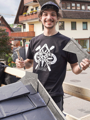 Daniele setzt das Schlussstück an die Ortgangblende