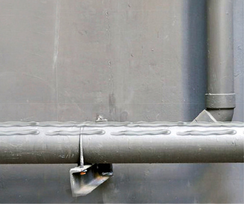 Oben: Der verschmutzte Bereich wurde gereinigt und mit M.A.S.C. Taubenfrei behandelt Die Bildreihe unten stellt die schematische Anwendung des Produkts dar