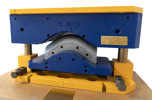Das erste Bogenziehwerkzeug für den Zambelli-Patentbogen aus dem Jahr 1974 war ein Meilenstein für die ­industrielle Fertigung von Dach­entwässerungselementen