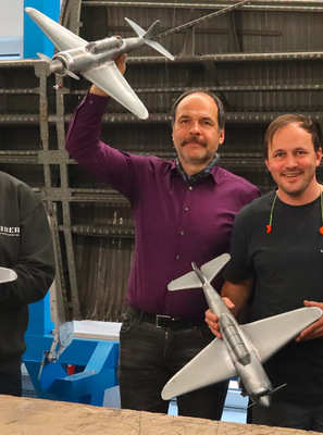 Marc Warzawa und Frank Preuss beim ersten Workshop „Metallflugzeuge bauen“