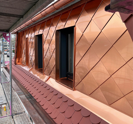 Die tadellose Rautenbekleidung eines Gaubenspiegels samt dazu passenden Simsprofilen und Brustblechen