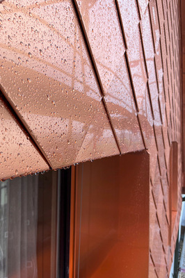 Kupferrot mit Langzeitschutz! Tecu Classic coated ist der bewährte Kupferwerkstoff von KME. Das in verschiedenen Materialstärken lieferbare Kupfer ist mit einer zweilagig transparenten PVDF-Beschichtung ausgestattet.