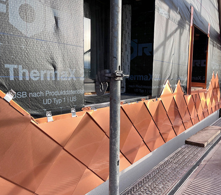 Die Anordnung der Kupferrauten folgt einer zuvor ­akribisch ausgefeilten Flächeneinteilung