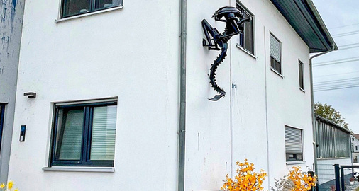 Ein Alien komplett aus schwarz lackiertem Titanzink