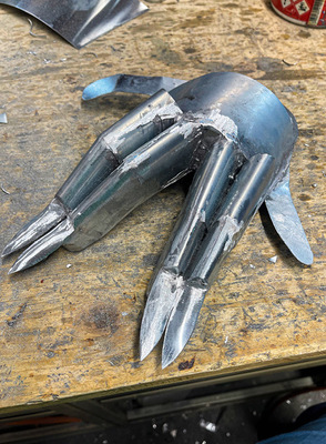 Titanzink-Alien-Klaue im Rohbau