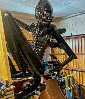 D﻿as Design des Xenomorphs stammt vom Schweizer Künstler H. R. Giger. Der Kopf gleicht ­einer kuppelförmigen Haube – die Schwanzspitze einem Säbel