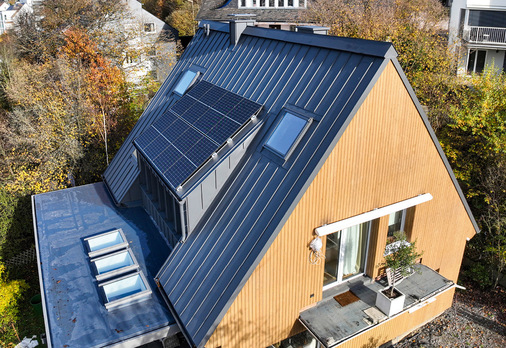 Marvin Bürgers Dach-Projekt in Siegen ist sehr steil und aus Aluminium von Prefa