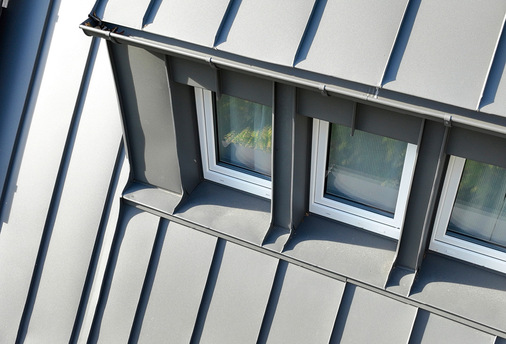 Exakt: Falzausbildungen an Gaubenfronten und entsprechenden Fensteranschlüssen