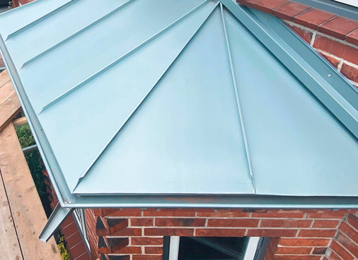 Die Entwässerung erfolgt an den Rinnenecken über handgefertigte Speier