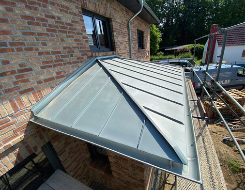 Anders als am eingangs gezeigten Vordach wurde hier eine Gratleiste montiert